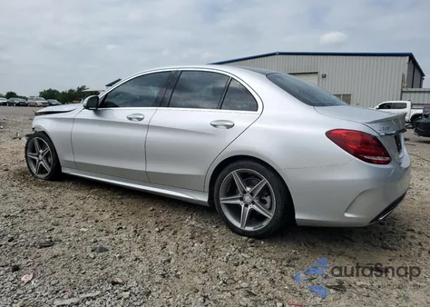 2015 Mercedes-Benz C 300 z USA, uszkodzony, nr VIN 55SWF4JB1FU051239